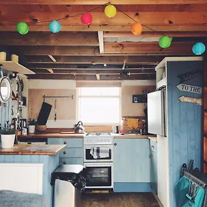 Stargazing Hut On Mudeford Sandbank With Wake Up Sea Views Christchurch (Dorset)